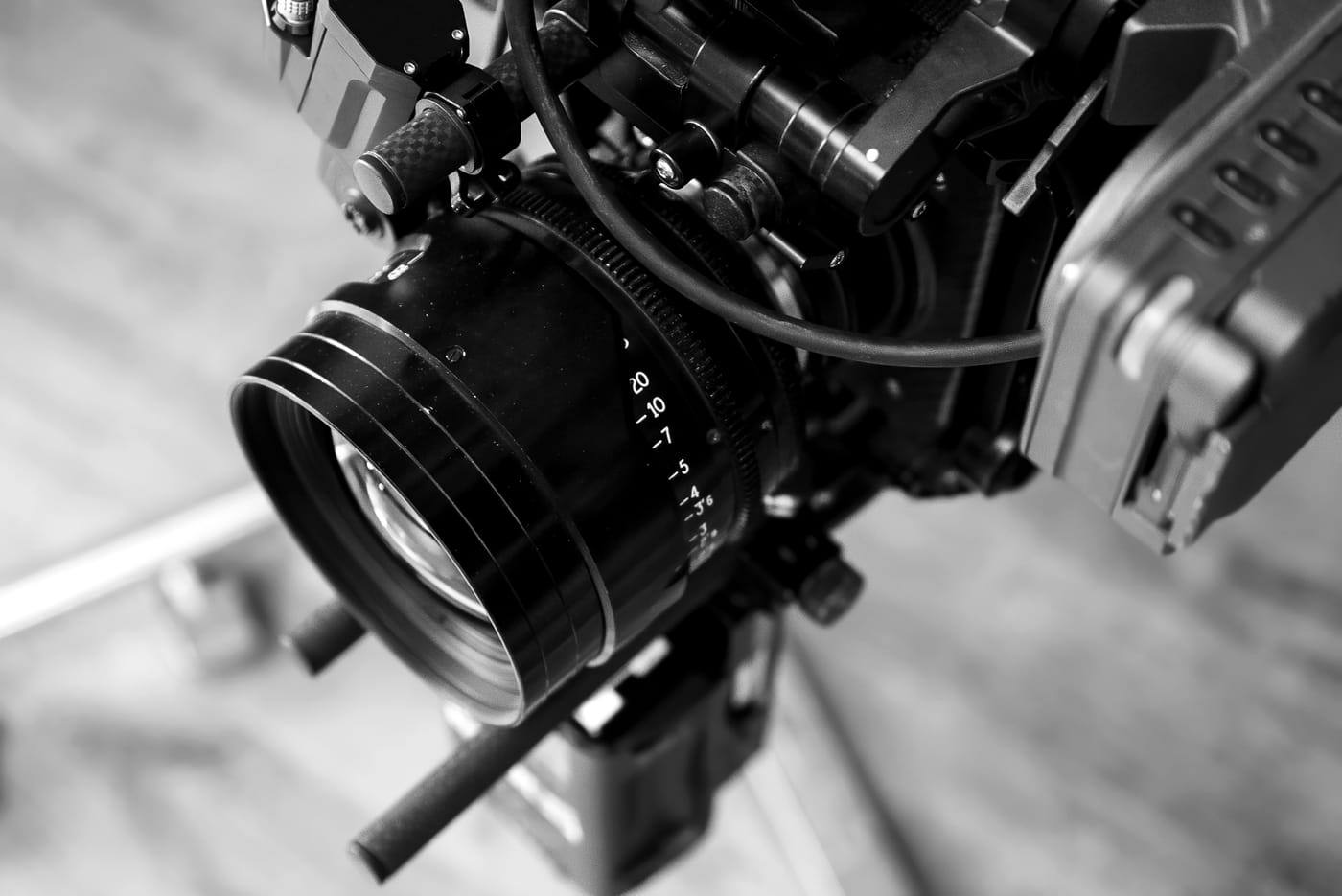Film setinde profesyonel sinema kamerası objektifi