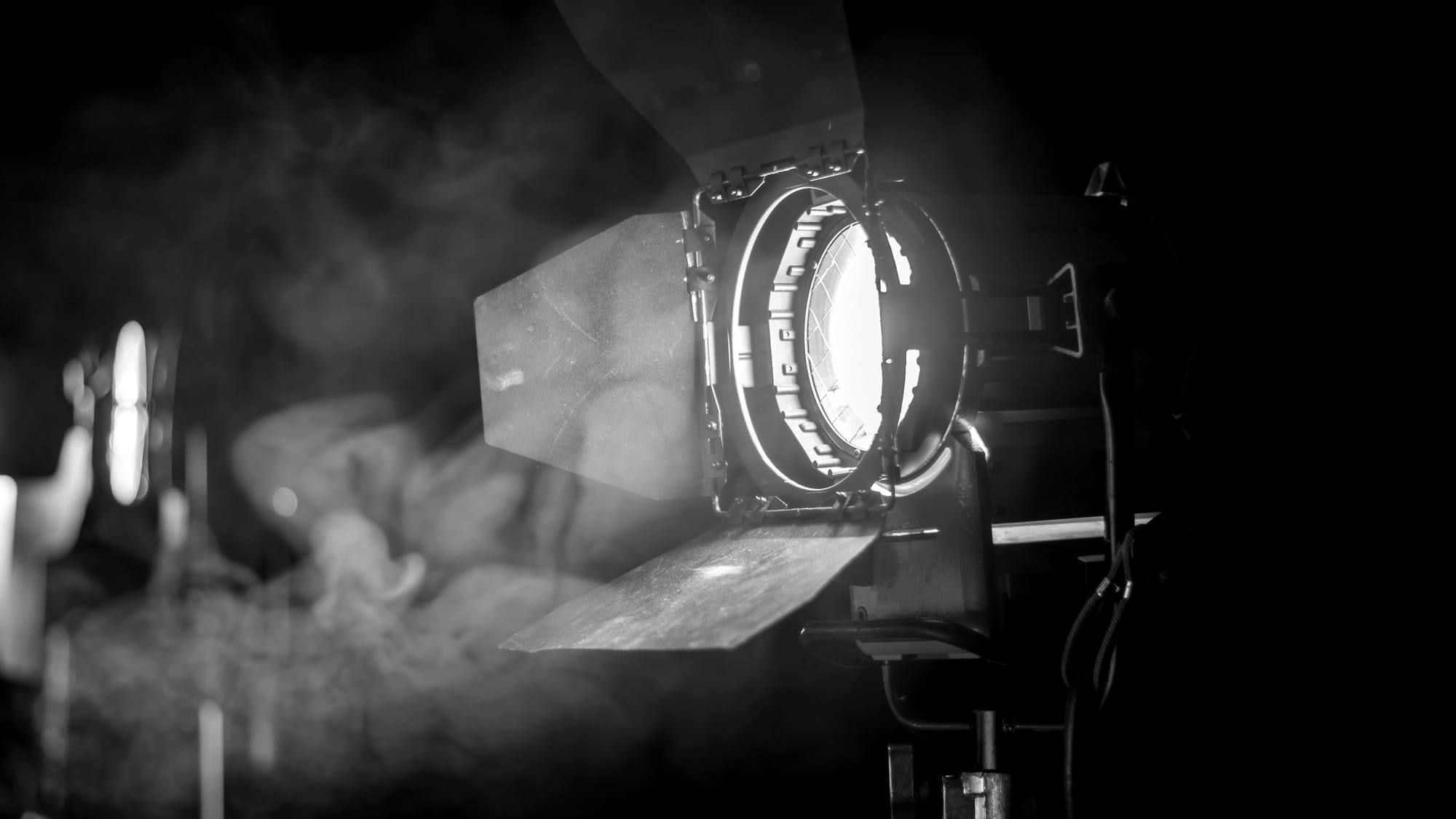Film setinde duman içinde parlayan profesyonel set ışığı