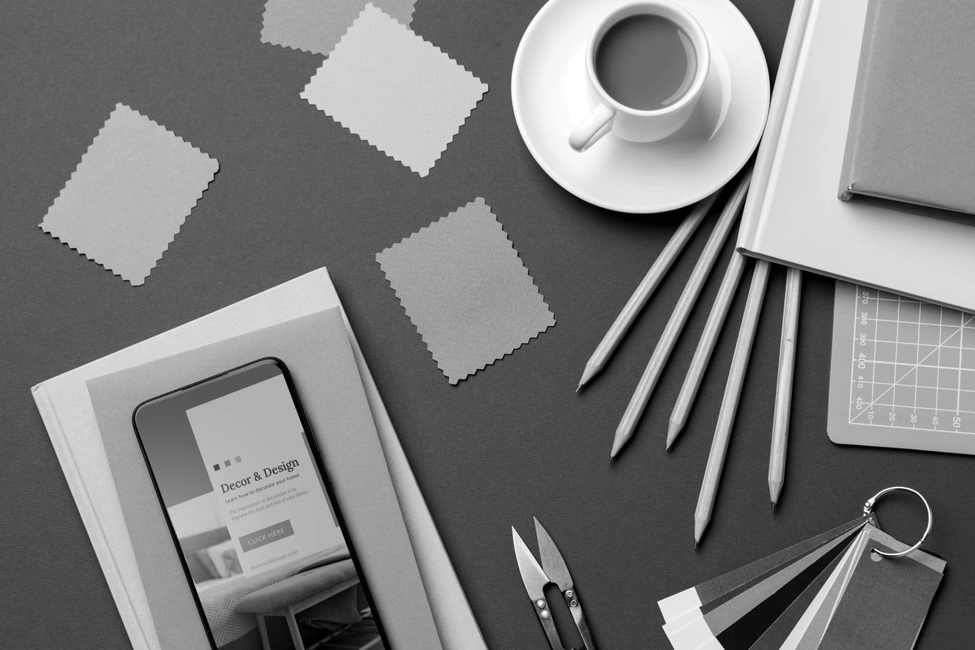 Moodboard üzerinde kumaş örnekleri ve tasarım araçları